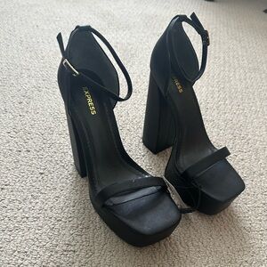 Women’s platform heels
Size 9